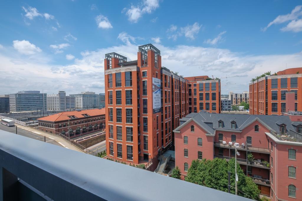 Global Luxury Near Union Station